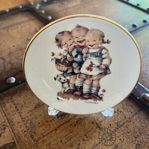 Plate M.J. Hummel Lach mit Follow the leader 4 inches